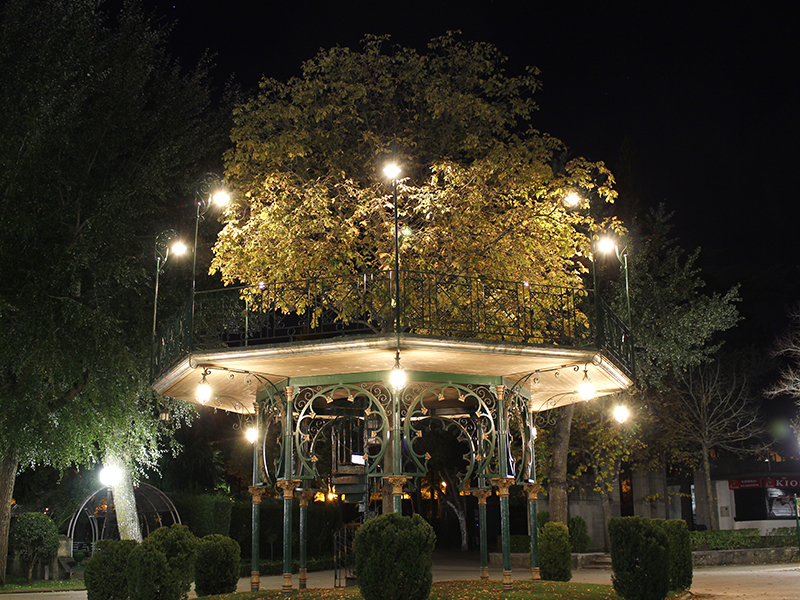 Templete con iluminaciÃ³n nocturna