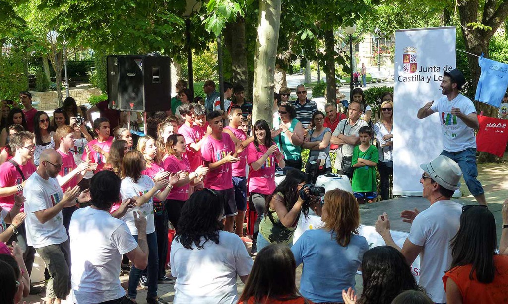 Antonio-Domingo-animando-IntercentrosX-en-la-Dehesa-de-Soria