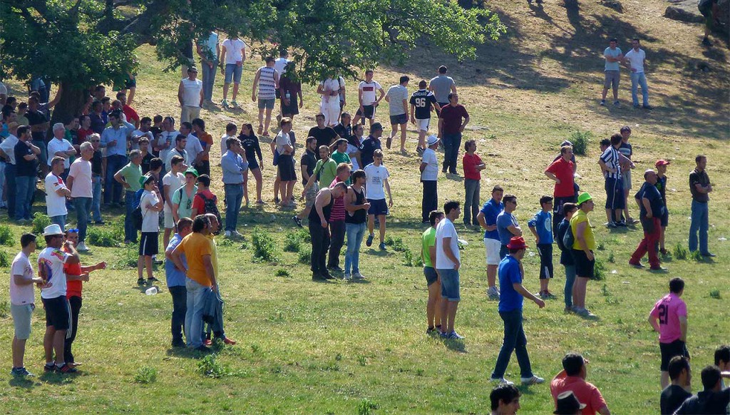 Sanjuaneros-esperando-el-toro-Lavalenguas-Valonsadero-2015