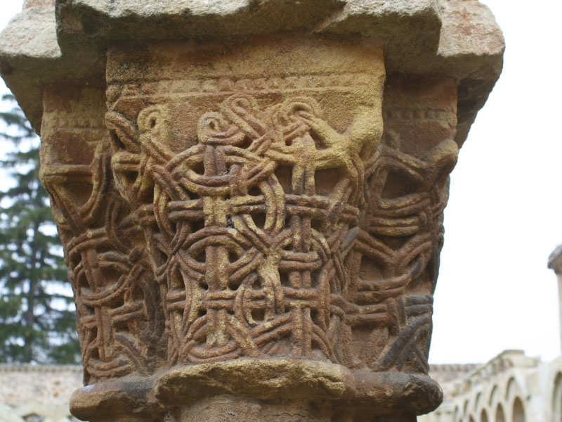 Detalle de capitel de los Arcos de San Juan de Duero en Soria