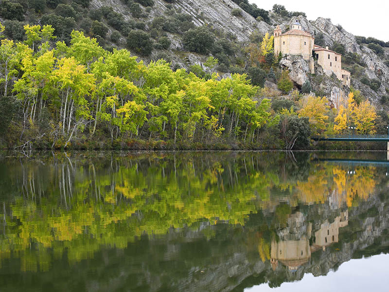 El rio Duero y San Saturio colgado sobre él