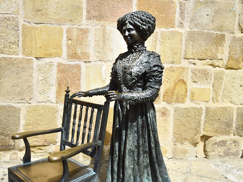 Estatua de Leonor junto a la iglesia de La Mayor