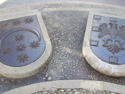 Suelo plaza de "La Tarta" con los escudos de los Doce Linajes