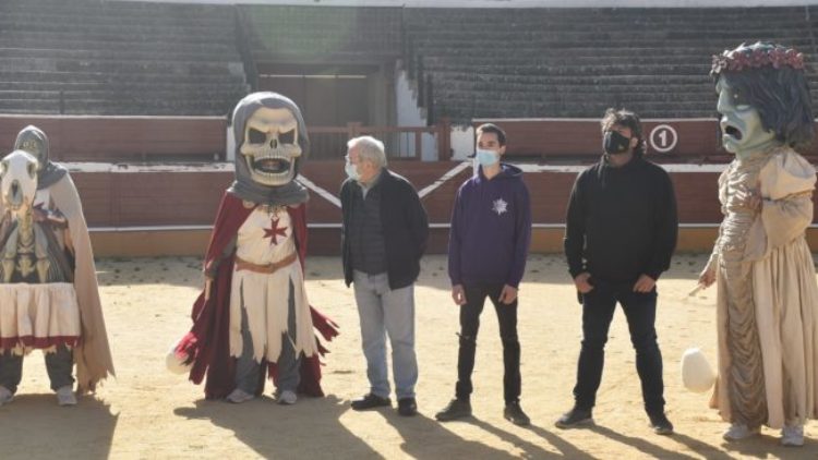 La comparsa de Gigantes y Cabezudos se amplía con personajes que ilustran la Noche de las Ánimas de Bécquer