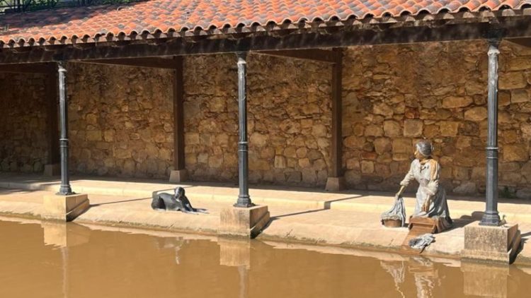 Una escultura de una lavandera junto a un perro se suma a las distintas actuaciones de mejora de ornato en la ciudad y junto al río