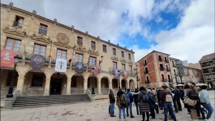 El Ayuntamiento refuerza la oferta de Semana Santa con apertura ininterrumpida en la oficina de Mariano Granados y nuevos servicios
