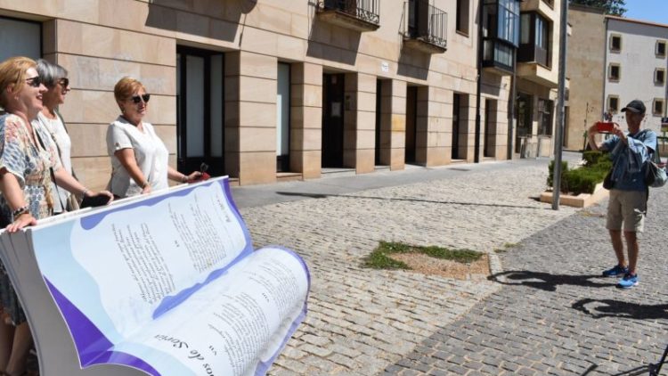 Soria suma a su equipamiento turístico un banco homenaje a Machado junto a su instituto en la plaza del Vergel 