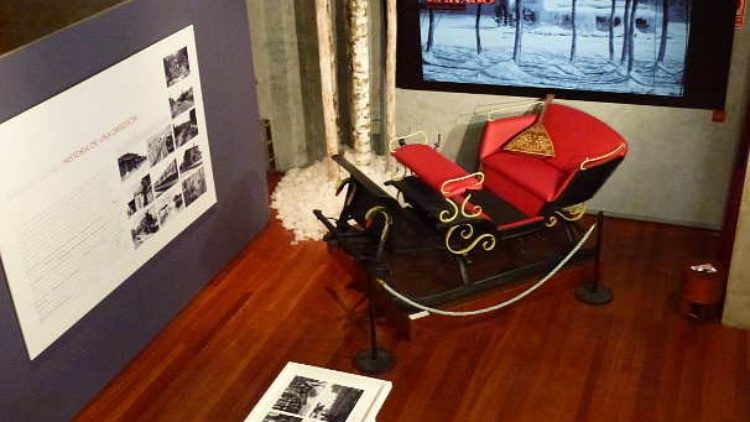 El Espino: Un paseo por la historia y la memoria de Soria - Cada vez más viajeros incluyen cementerios en sus rutas culturales. Y el cementerio municipal El Espino en Soria es un lugar que invita a descubrir la riqueza cultural e histórica que encierra entre sus muros. Recorrer sus patios es adentrarse en casi dos siglos de historia: desde los primeros enterramientos del siglo XIX, al evocador recuerdo poético de Antonio Machado, el legado de personajes ilustres y las huellas de la memoria de la Guerra Civil.