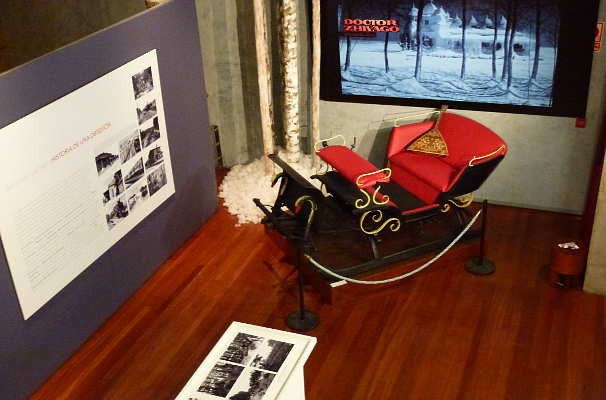 El Espino: Un paseo por la historia y la memoria de Soria - Cada vez más viajeros incluyen cementerios en sus rutas culturales. Y el cementerio municipal El Espino en Soria es un lugar que invita a descubrir la riqueza cultural e histórica que encierra entre sus muros. Recorrer sus patios es adentrarse en casi dos siglos de historia: desde los primeros enterramientos del siglo XIX, al evocador recuerdo poético de Antonio Machado, el legado de personajes ilustres y las huellas de la memoria de la Guerra Civil.