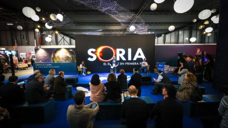 Soria presenta en FITUR tarjetas de invitación para vivir el eclipse el 12 de agosto en primera fila